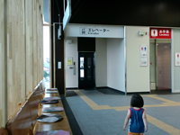 倉吉駅内の木のベンチ
