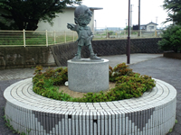 由良駅前のコナン像