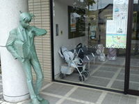 北栄町図書館前の新一像
