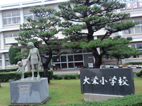 大栄町小学校前の蘭＆新一像