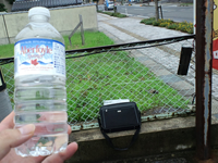 ペットボトルの水で休憩