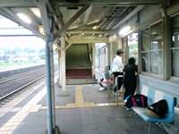 電車待ちの高校生たち