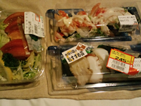 晩御飯のたこづくしとサラダにぎり寿司の寿司セットを2つとトマトサラダ