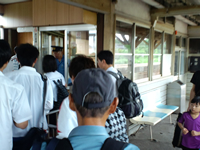 大混雑の由良駅改札
