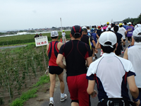 1キロ地点を通過