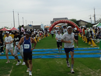 無事完走しゴールゲートを通過