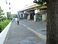 西中島南方駅前の大きめの交差点を渡って高架沿いを歩く