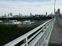 橋の上から見える大会会場