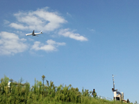 近くを飛ぶ飛行機