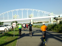 1キロ地点を通過