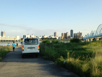 大会車両が通る