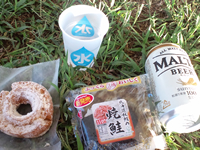 ビールとおにぎりと水とドーナツ