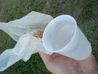 ドーナツを水を飲みながら食べる