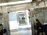 電車を横切って別のホームへ