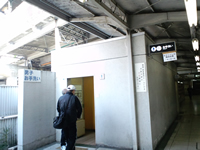 甲子園駅の男子トイレ