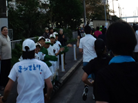 野球少年たちとハイタッチ