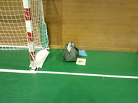 ゴールの横で着替える
